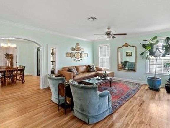 3rd image of 1718 W Common St