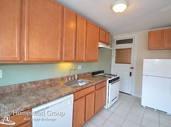 3rd image of 3325 N Lakewood Ave APT 2A