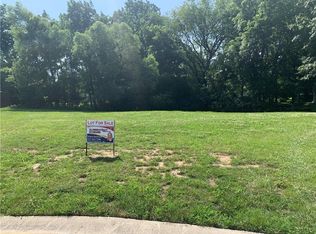 3 Fawn Ct, Charleston, IL 61920