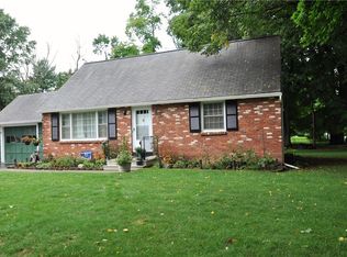 2 Meadow Wood Dr, Fairport, NY 14450