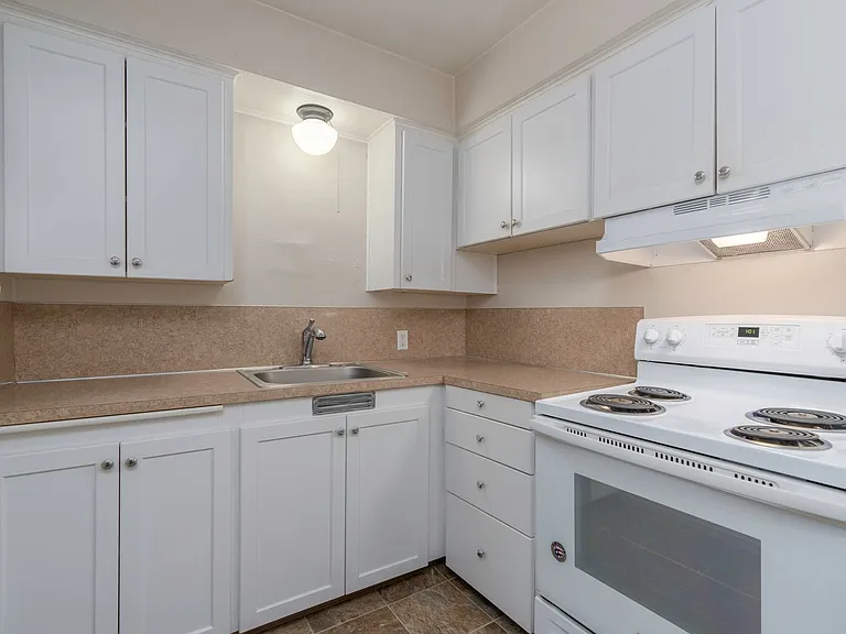 Lovely 1 Bed, 1 Bath at Irving Court Apartments — Photo 11