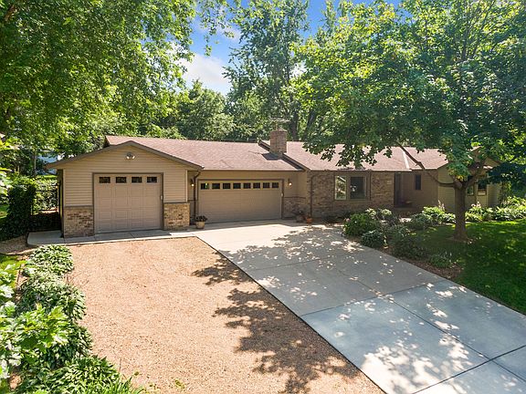3rd image of 6891 Utica Ln