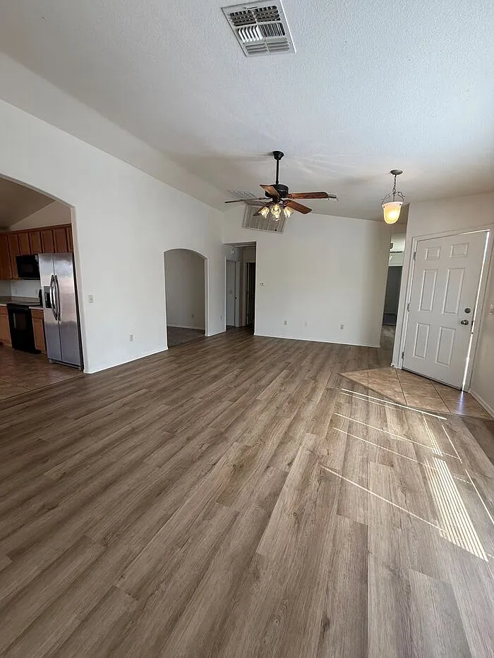3 bed, 2.0 bath, 1446 sqft, $1,700 — Photo 4