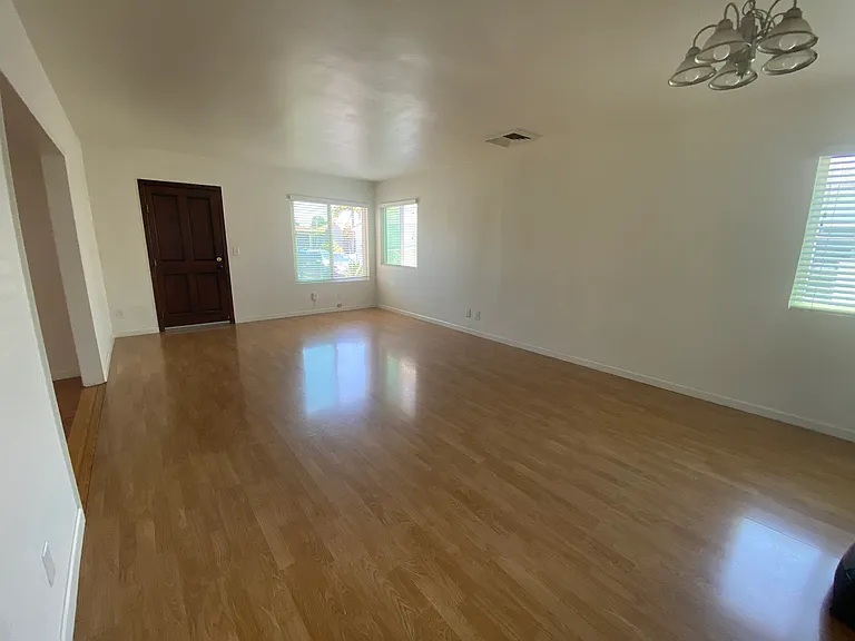 4646 Winona Ave — Photo 8