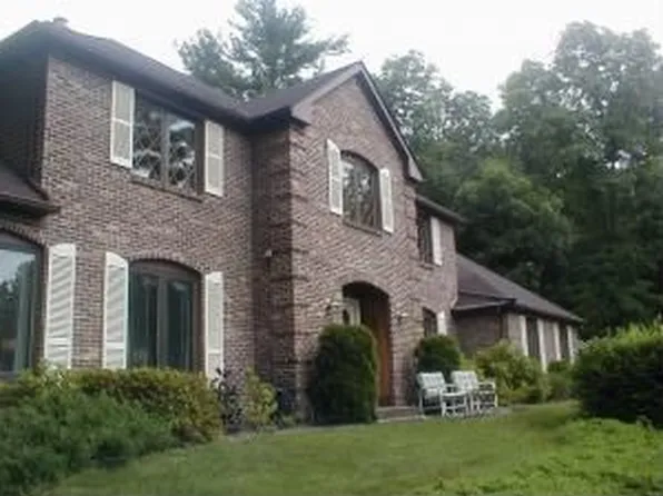 929 Summit Dr, Stroudsburg, PA 18360