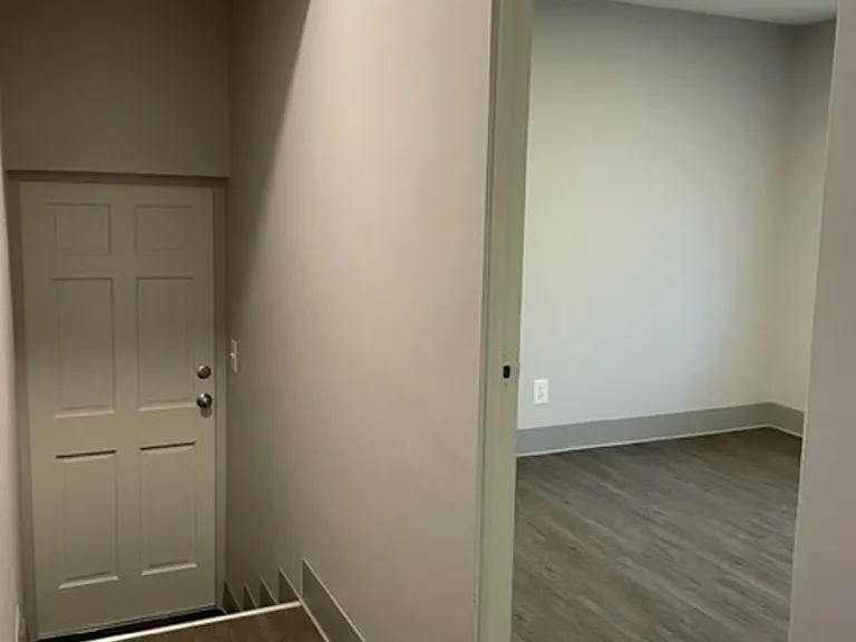Apartment off 28th and Clyde Park Available — Photo 103