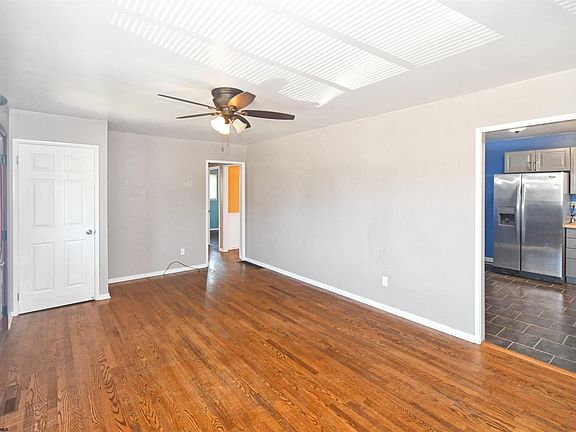 4th image of 120 Boxwood Ln