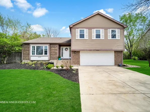 2209 Blacksmith Dr, Wheaton, IL 60189