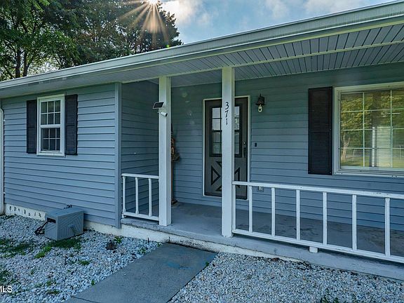 3rd image of 371 Oak Hill Cir