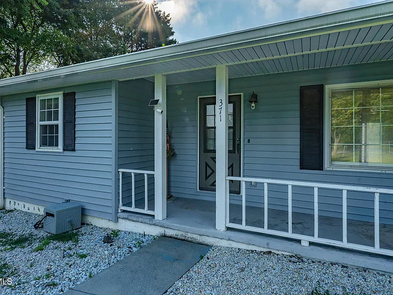 371 Oak Hill Cir — Photo 3