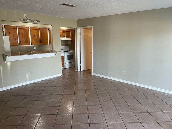 3rd image of 1104 Autumn Cir APT A