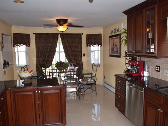 5th image of 1001 Lamont Ave