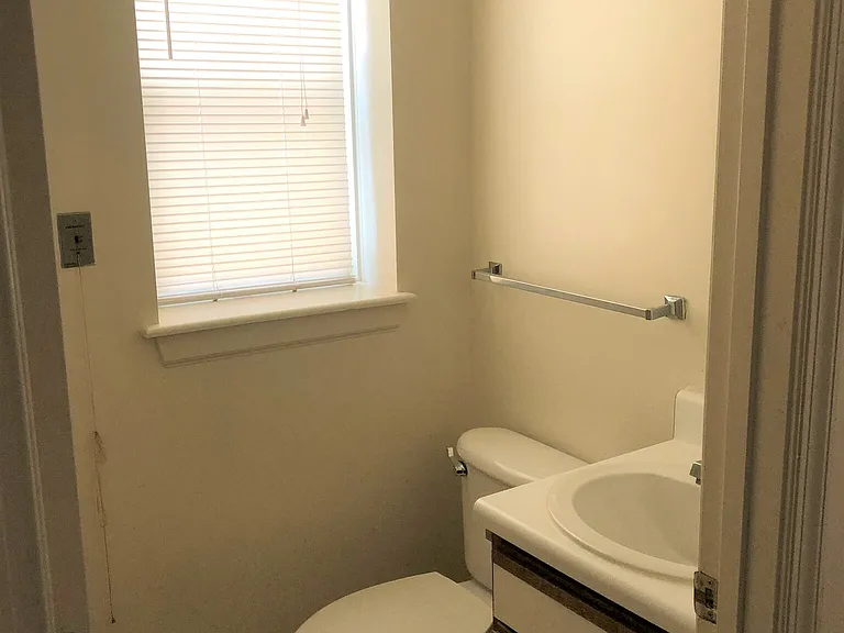705 Hollins St — Photo 8
