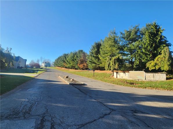 52 Cambridge St, New Castle, PA 16105