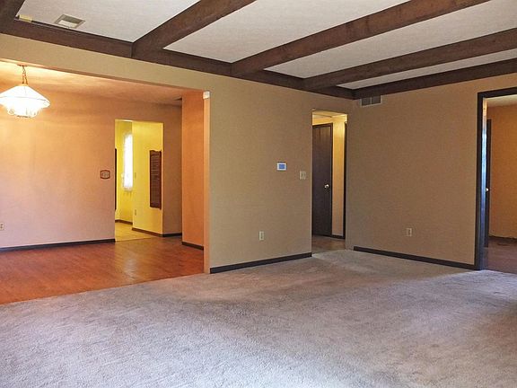 3rd image of 6786 Castlebrook Dr
