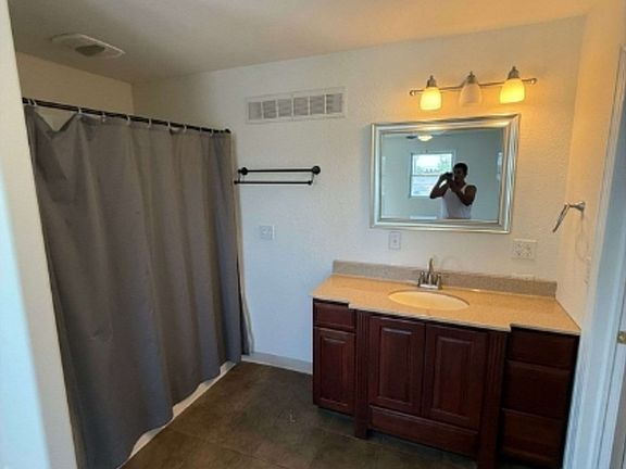 5th image of 207 W Avon St