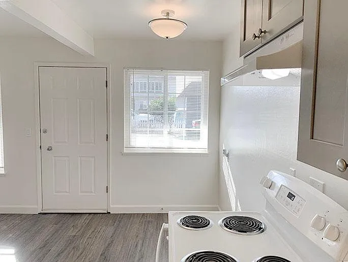 2421 Palmetto Ave #6 — Photo 10