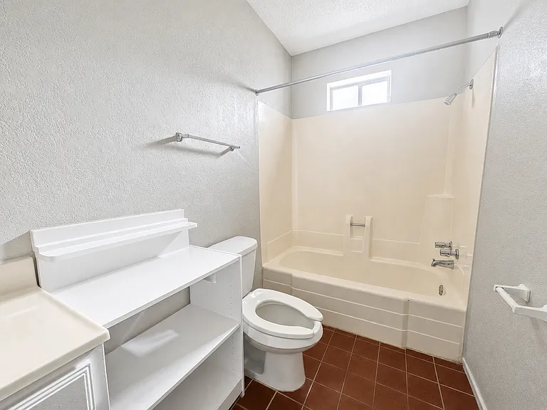 507 W 10th St #D — Photo 9