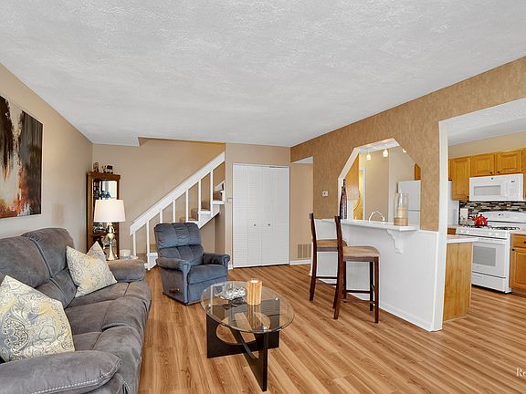 4th image of 24 N Waterford Dr #24