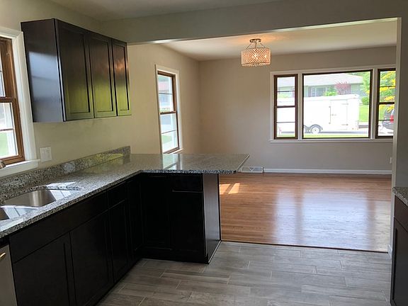 5th image of 320 Hillside Pl