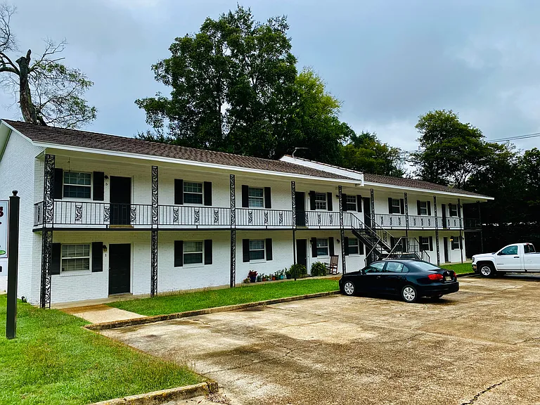 215 Louisville Rd — Photo 1