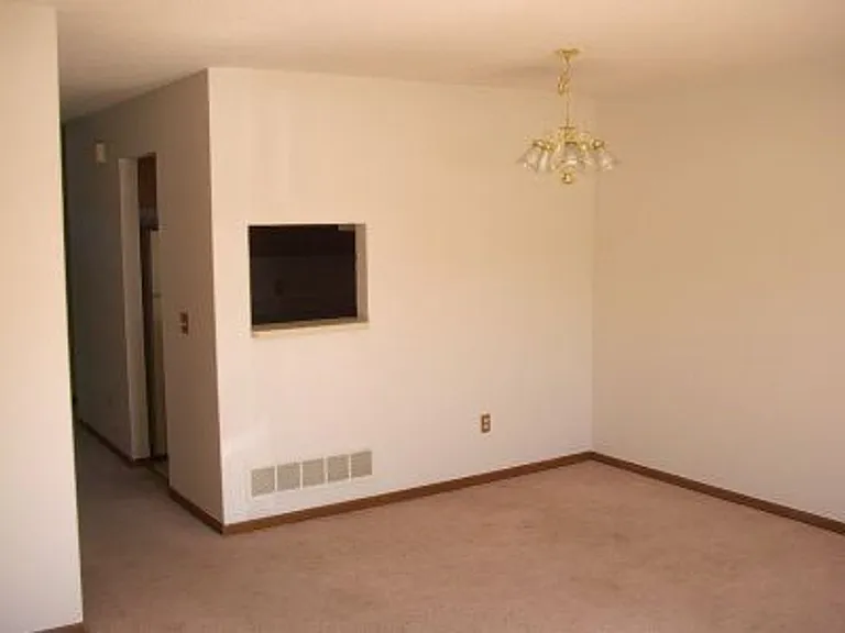 2752-2758 Scarlet Oak — Photo 2