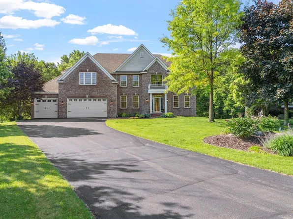 9256 Gateway Ln, Eden Prairie, MN 55347