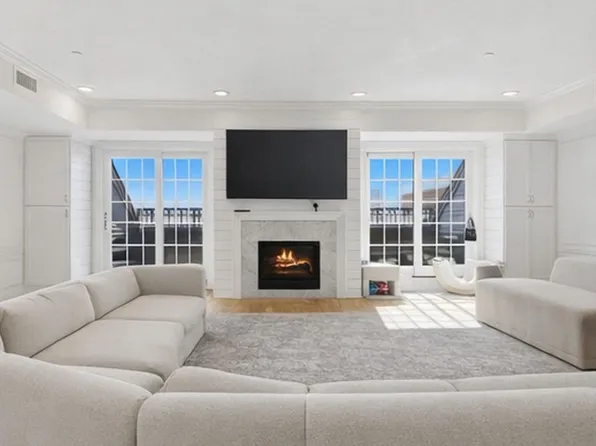 374-398 Bunker Hill St #307, Charlestown, MA 02129