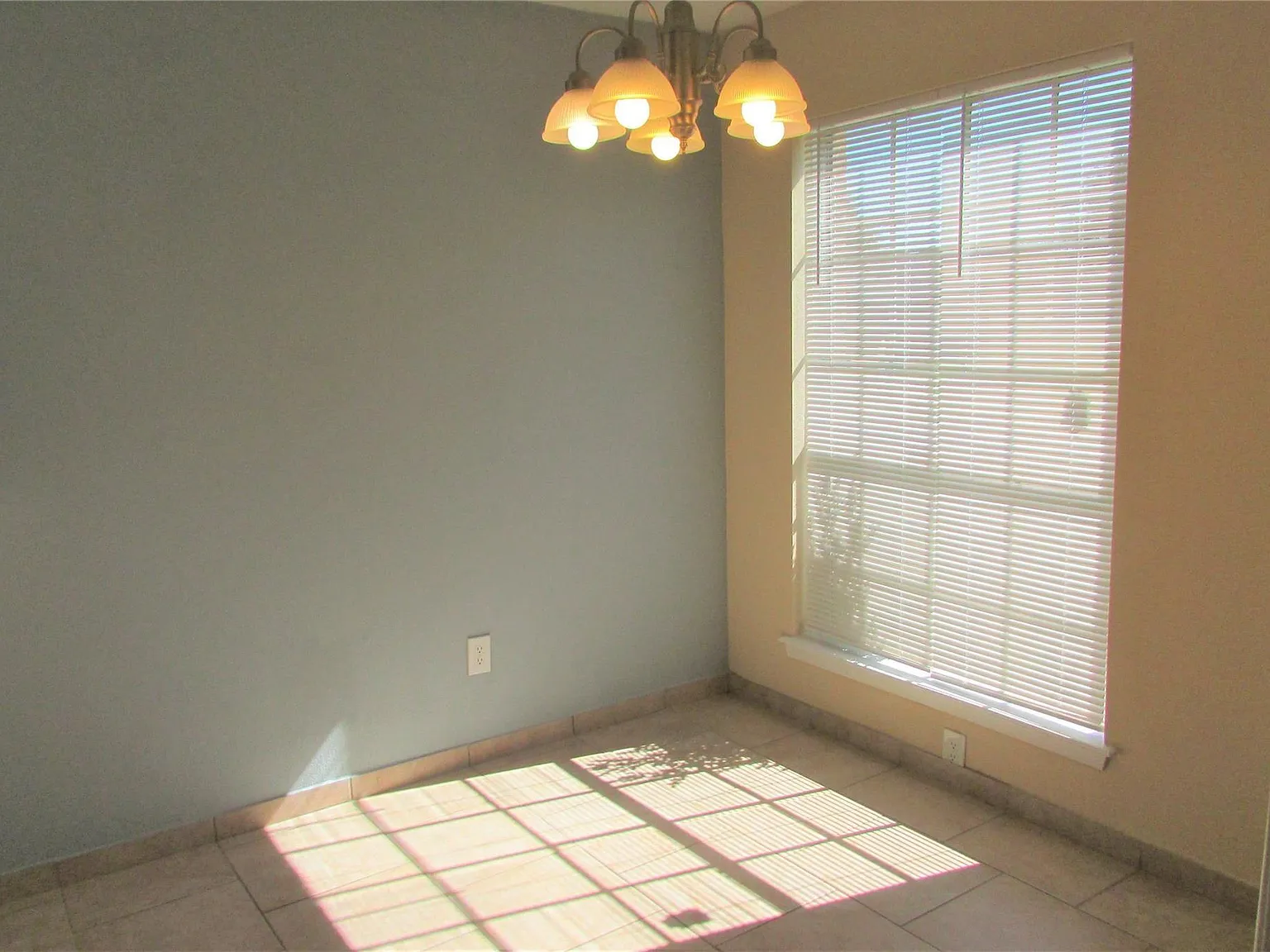 3 bed, 2.0 bath, 1207 sqft, $1,850 — Photo 2