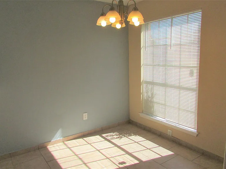 1611 Chippawa Ln — Photo 2