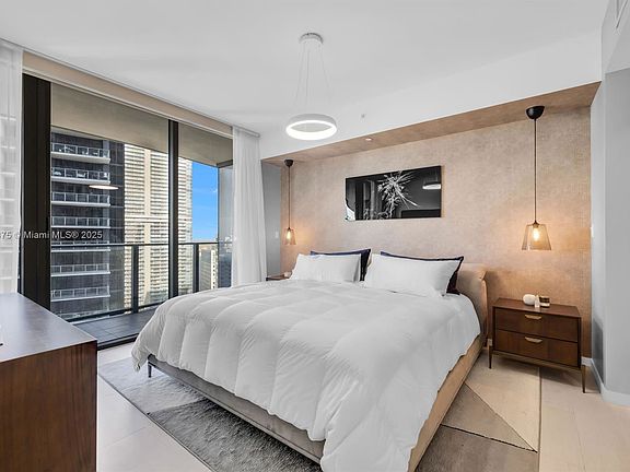 4th image of 1000 Brickell Plz #4307