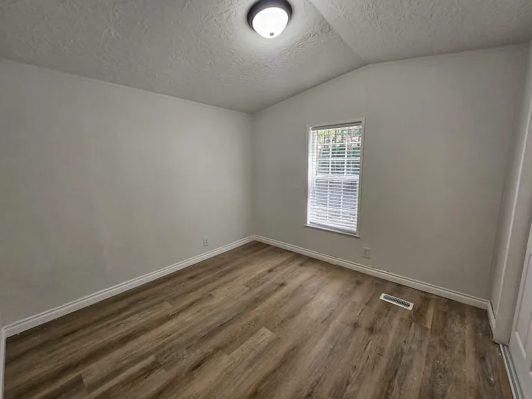 100 E Kilmarnock Rd — Photo 5