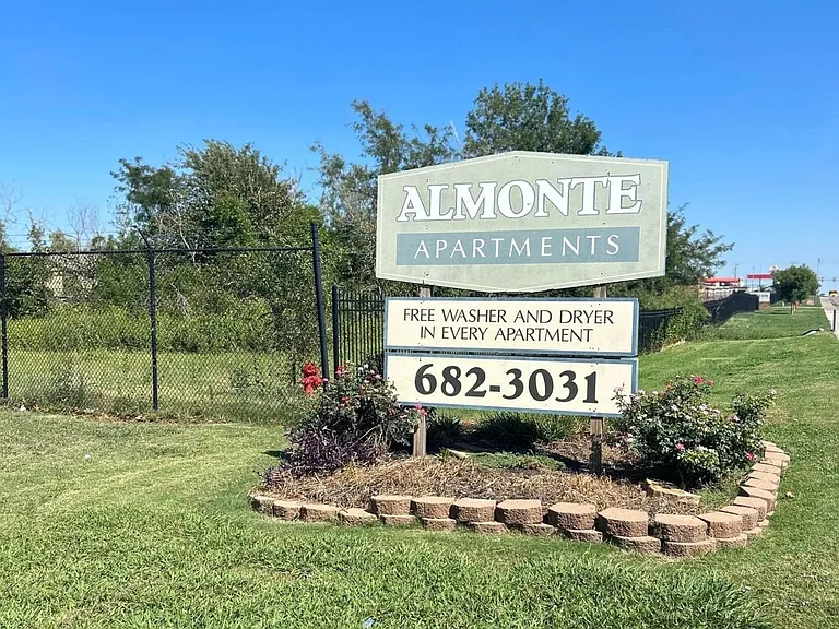 Almonte Apartments — Photo 22
