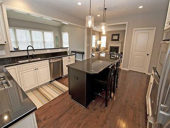 5th image of 305 Silver View Dr