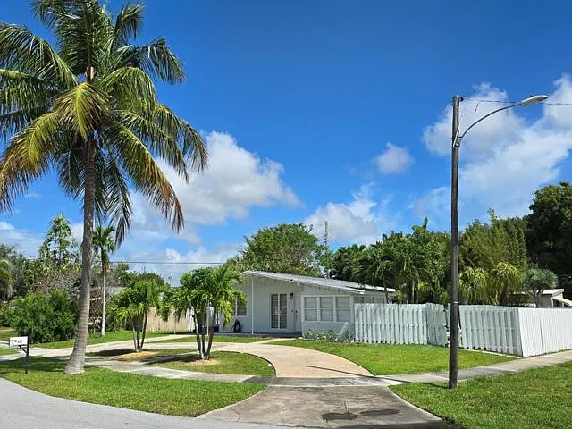 887 W Duval St — Photo 10