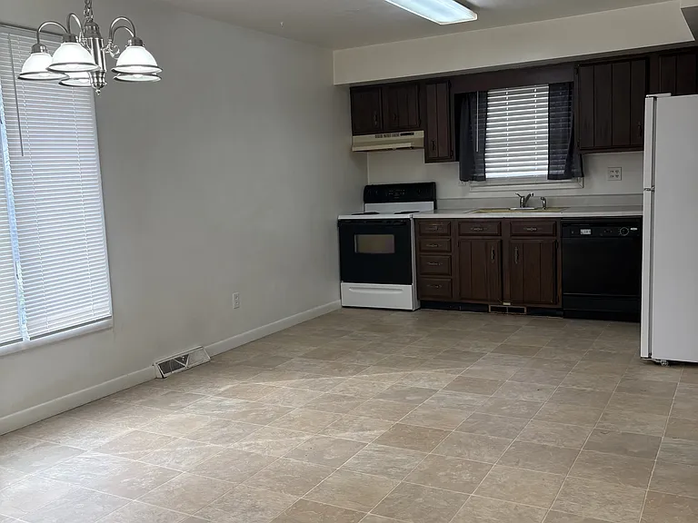 408 Amherst Dr — Photo 4