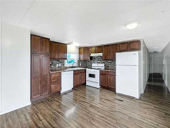 5th image of 702 Pine Ln