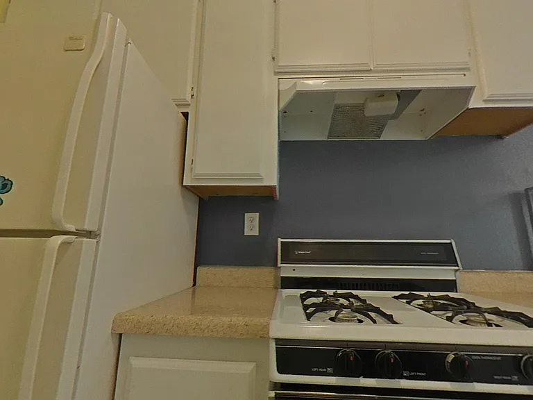 Kitchen that comes with fridge, stove, oven