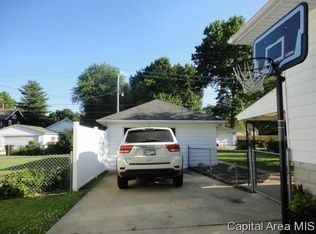 1216 W Vine St, Taylorville, IL 62568