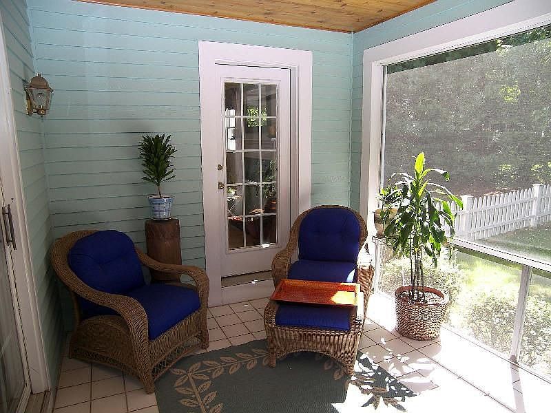 11 085_Screened Porch 1