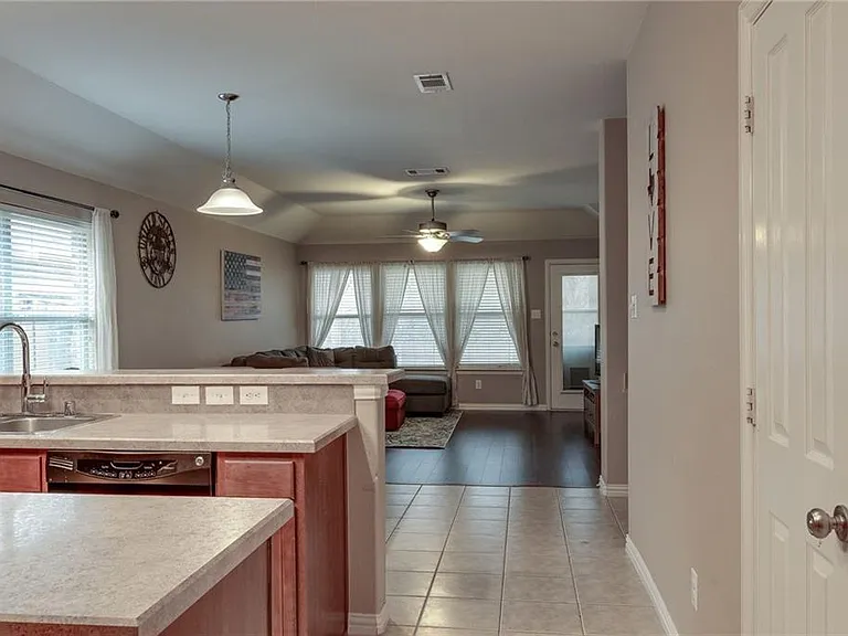 708 Creekside Dr — Photo 4