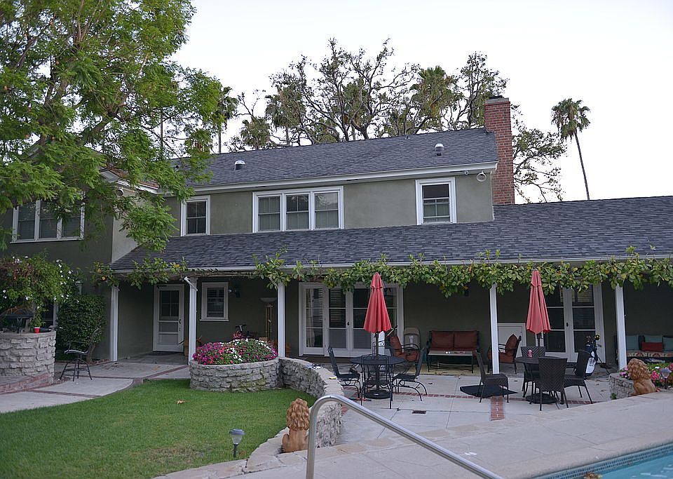 2nd image of 922 N Bel Aire Dr