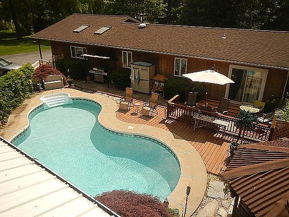 3rd image of 972 Woodland Dr