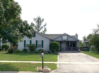 945 E Wheatfield Ln, Lake Villa, IL 60046