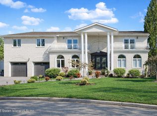 35 Amaron Ln, Staten Island, NY 10307