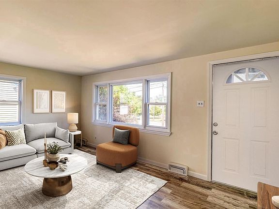 4th image of 21 Larchmont Dr