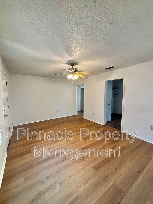 2 bed, 1.0 bath, 840 sqft, $1,000 — Photo 3