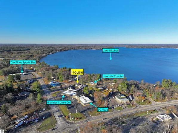 2820 Sunnyside Dr, Cadillac, MI 49601