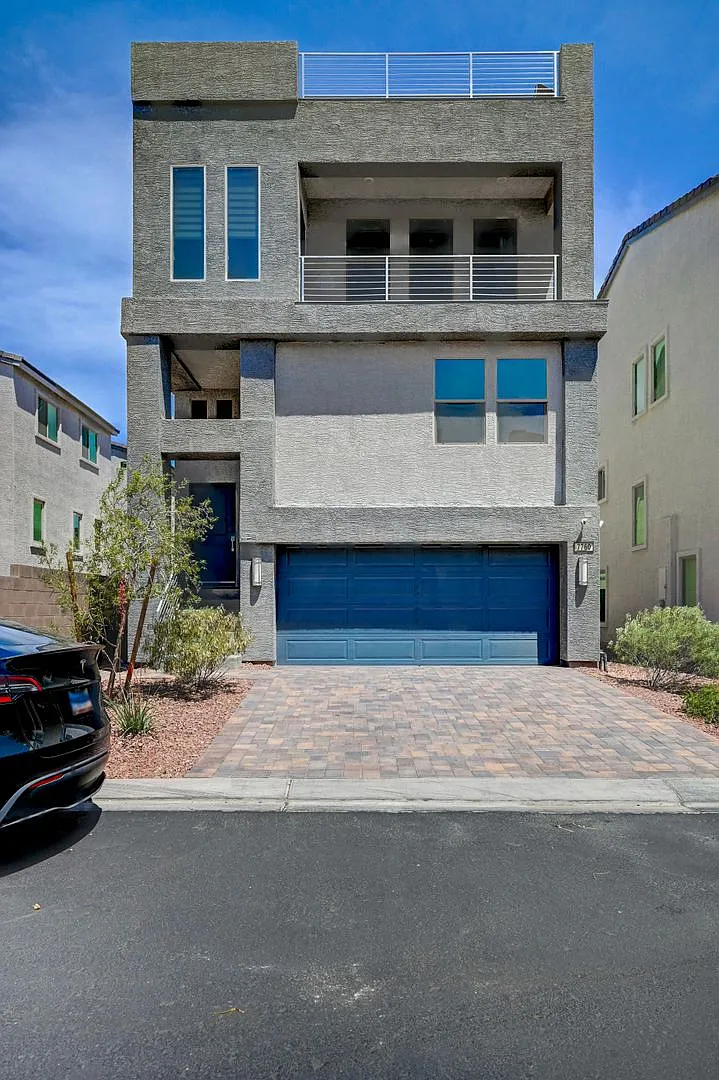 3 Story Home with Rooftop Deck - Luxury Living! — Photo 2