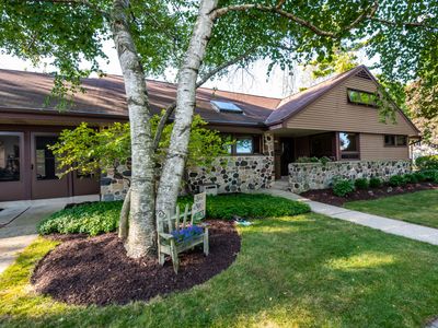 1301 E Courtland Pl, Whitefish Bay, WI, 53211
